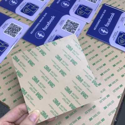 Plaque Facebook NFC & QR Code personnalisée – Gagnez en visibilité | Plakode